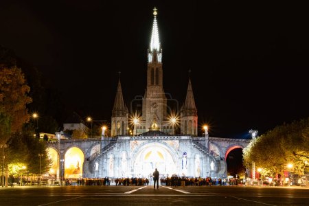 Téléchargez les photos : LOURDES, FRANCE - 10 OCTOBRE 2021 : Notre Dame du Rosaire de Lourdes - en image libre de droit