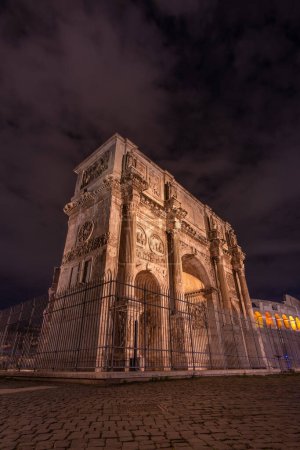 Téléchargez les photos : L'Arc de Titus la nuit dans le Forum Romain, Rome - en image libre de droit