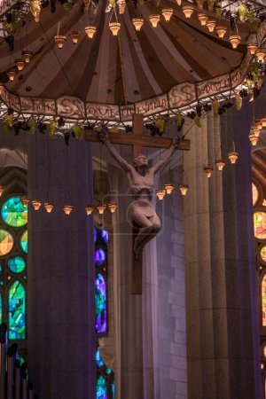 Téléchargez les photos : Statue de Jésus Christ crucifiée dans la Sagrada Familia Barcelona - en image libre de droit