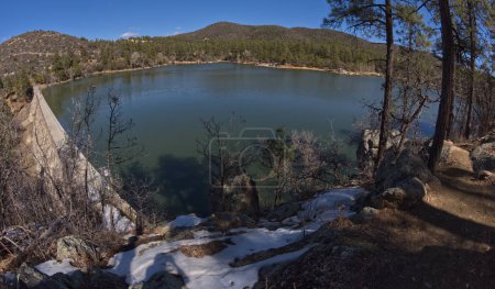Téléchargez les photos : Vue du lac Upper Goldwater à Prescott en Arizona depuis son coin sud-ouest juste au-dessus du barrage contenant l'eau. - en image libre de droit