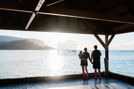 Téléchargez les photos : Famille à Hanalei Bay Coucher de soleil - en image libre de droit