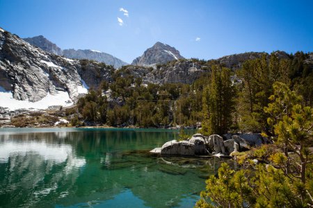 Téléchargez les photos : Lac alpin dans la Sierra Orientale - en image libre de droit