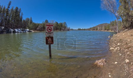 Téléchargez les photos : Panneau d'interdiction de baignade affiché sur la rive sud-est du lac Upper Goldwater au parc Goldwater Lakes à Prescott en Arizona. - en image libre de droit