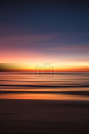 Téléchargez les photos : Paysage marin flou abstrait de coucher de soleil coloré sur l'océan. - en image libre de droit