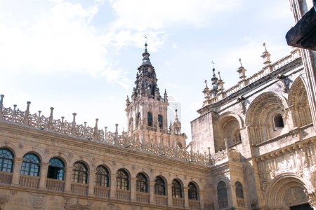 Foto de La parte posterior de la catedral de Santiago de Compostela y plaza de las Praterias, en Galicia, España - Imagen libre de derechos