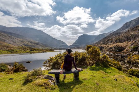 Téléchargez les photos : Femme admirant les paysages montagneux à Gap of Dunloe Kerry montagnes - en image libre de droit