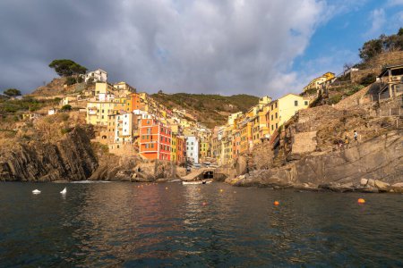 Foto de Colorido pueblo de Riomaggiore, Cinque Terre, Italia - Imagen libre de derechos