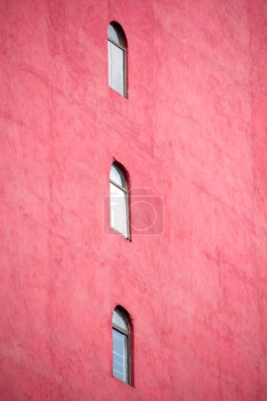 Téléchargez les photos : Trois fenêtres dans le bâtiment rouge - en image libre de droit