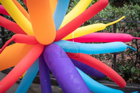 Téléchargez les photos : Des ballons colorés lors du défilé de la fierté à Mexico. - en image libre de droit