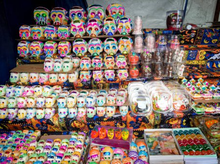 Téléchargez les photos : Étal de rue vendant des crânes de sucre, offrandes pour les morts au Mexique. - en image libre de droit