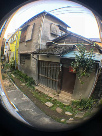 Téléchargez les photos : En regardant à travers le judas, vous pouvez voir un quartier japonais . - en image libre de droit