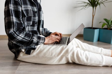 Téléchargez les photos : Homme passe du temps à l'ordinateur portable à la maison étudier et travailler - en image libre de droit