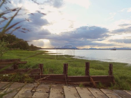 Téléchargez les photos : Les rayons du soleil brillent à travers les nuages sur la rivière en Alaska - en image libre de droit