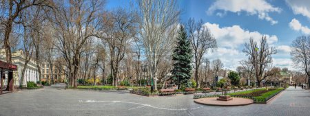 Foto de Odessa, Ucrania 31.03.2023. Plaza de la ciudad en el centro histórico de Odessa, Ucrania, en un soleado día de primavera - Imagen libre de derechos