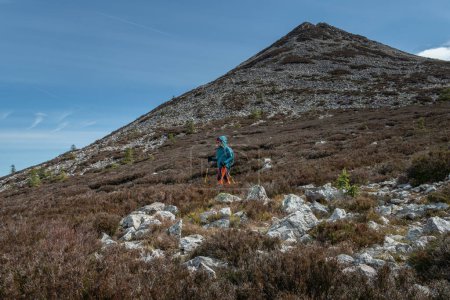 Foto de Mujer excursionista bajando de la montaña - Imagen libre de derechos