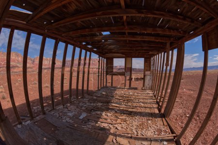 Foto de Ruinas en descomposición de un viejo rancho de ganado cerca de los acantilados del bermellón en Marble Canyon Arizona en el Soap Creek Canyon Trailhead. - Imagen libre de derechos