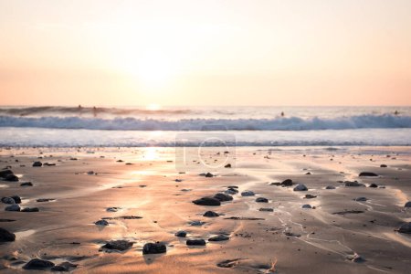 Téléchargez les photos : Coucher de soleil et surf sur Cornish Beach - en image libre de droit