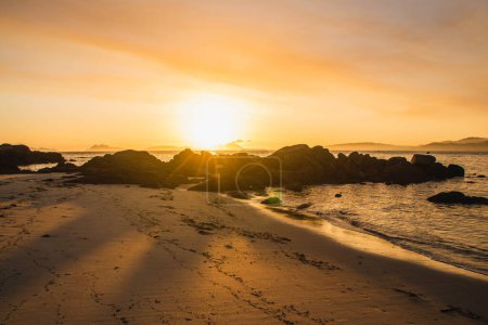 Foto de Puesta de sol en la playa de Samil, Vigo, Galicia, España, - Imagen libre de derechos