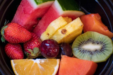 Téléchargez les photos : Mélange de fruits tropicaux dans la boîte à bento pour le déjeuner - en image libre de droit