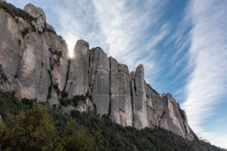 Foto de Atardecer detrás de los acantilados de Montserrat en España - Imagen libre de derechos