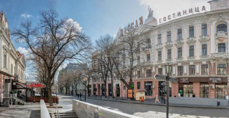 Foto de Odessa, Ucrania 31.03.2023. Edificios históricos en la calle Deribasovskaya en Odessa, Ucrania, en un soleado día de primavera - Imagen libre de derechos