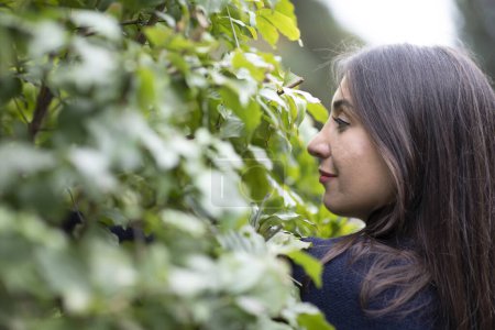 Téléchargez les photos : Jeune femme dans le jardin - en image libre de droit