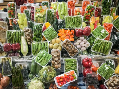 Foto de Vegetales coloridos empaquetados para la venta en el mercado de la Ciudad de México. - Imagen libre de derechos