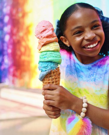 Téléchargez les photos : Jeune fille souriant tout en mangeant de la crème glacée arc-en-ciel en Virginie - en image libre de droit