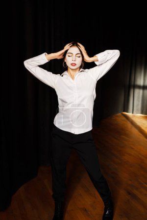 Téléchargez les photos : Jeune actrice en costume avec maquillage blanc dans le théâtre de répétition - en image libre de droit