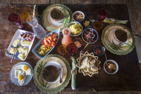 Téléchargez les photos : Vue de dessus de table de petit déjeuner coloré sain sur la table en bois - en image libre de droit