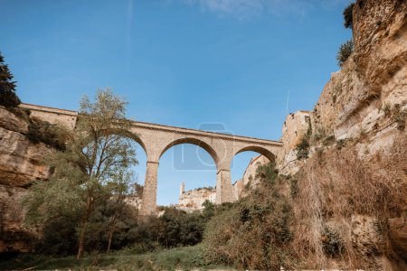 Téléchargez les photos : Viaduc historique en pierre à Minerve, France - en image libre de droit