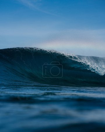 Téléchargez les photos : Gros plan de Breaking wave against blue sky - en image libre de droit