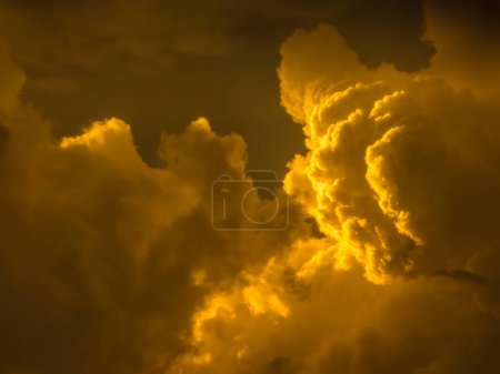 Foto de Dramático último momento o dos de luz solar que ilumina los bordes de nubes acumuladas al atardecer en verano, suroeste de Florida. Para motivos de transición, transitoriedad, cambio. - Imagen libre de derechos