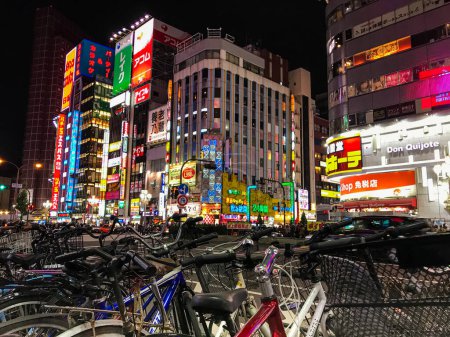 Téléchargez les photos : Vue de nuit du quartier de Shinjuku à Tokyo Japon. - en image libre de droit