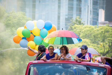 Téléchargez les photos : Les gays dans le défilé de la fierté passer un bon moment à Mexico. - en image libre de droit