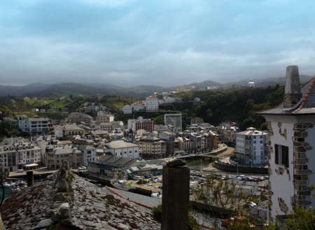Foto de Vista panorámica desde lo alto de la ciudad de Luarca en Asturias vista desde - Imagen libre de derechos