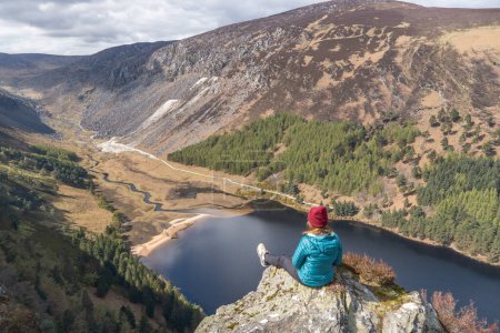 Foto de Senderista sentada disfrutando del paisaje en Glendalough Irlanda - Imagen libre de derechos