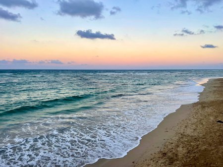 Téléchargez les photos : Plage des Caraïbes et vagues au coucher du soleil - en image libre de droit