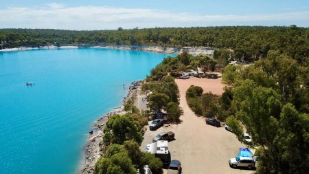 Téléchargez les photos : Vue aérienne d'un terrain de camping près d'un lac bleu en Australie - en image libre de droit
