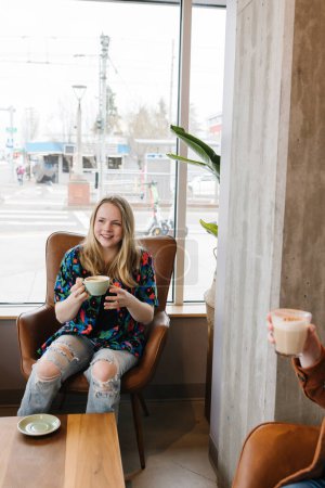 Téléchargez les photos : Heureux amis bavarder avec le café dans le café - en image libre de droit