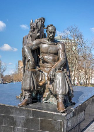 Téléchargez les photos : Odessa, Ukraine 31.03.2023. Monument à Ataman Golovaty sur la place Starobazarny à Odessa, en Ukraine, un jour de printemps ensoleillé - en image libre de droit