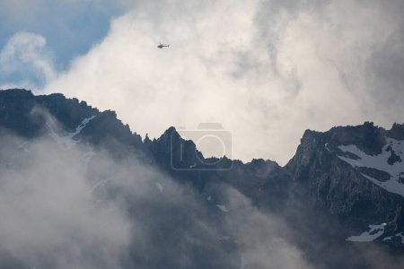 Téléchargez les photos : Un hélicoptère survole le mont Currie par une journée d'été à Pemberton, en Colombie-Britannique. - en image libre de droit