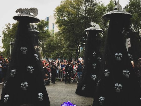 Foto de Desfile del Día de los Muertos personificación de almas en pena, Ciudad de México - Imagen libre de derechos