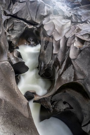 Foto de Río que atraviesa la formación de rocas lisas en Brasil - Imagen libre de derechos