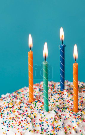 Foto de Cierre de velas, aspersiones y glaseado encima de un pastel de cumpleaños. - Imagen libre de derechos