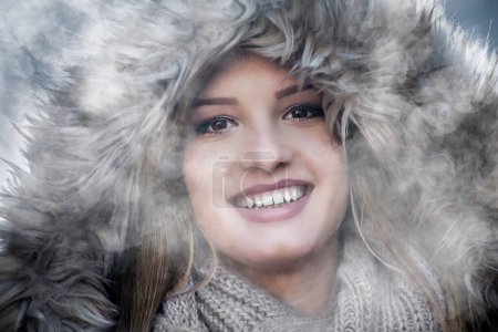 Cabeza de una chica sonriendo en invierno