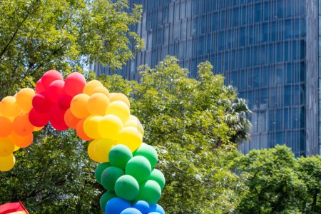 Téléchargez les photos : Des ballons colorés lors du défilé de la fierté à Mexico. - en image libre de droit