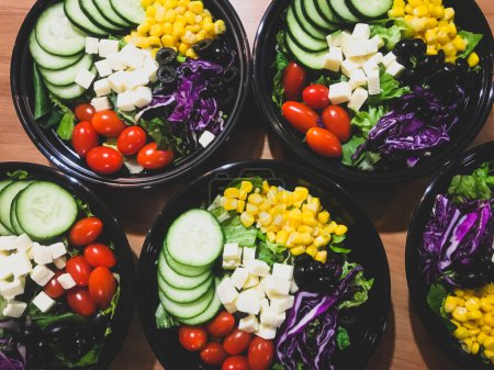 Foto de Ensaladas de colores en las cajas de bento listas para llevar a cabo para el almuerzo. - Imagen libre de derechos