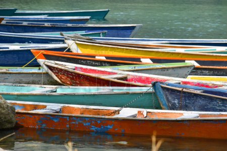 Téléchargez les photos : Canoës colorés dans la rivière Tamul à Huasteca Potosina. - en image libre de droit