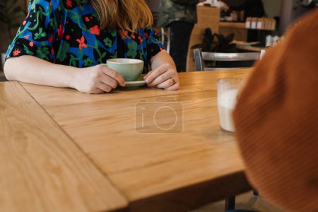 Foto de Dos personas manos con tazas de café mientras se sienta a la mesa - Imagen libre de derechos